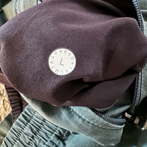 Lululemon Bowline Shorts - Picture 7 of 9